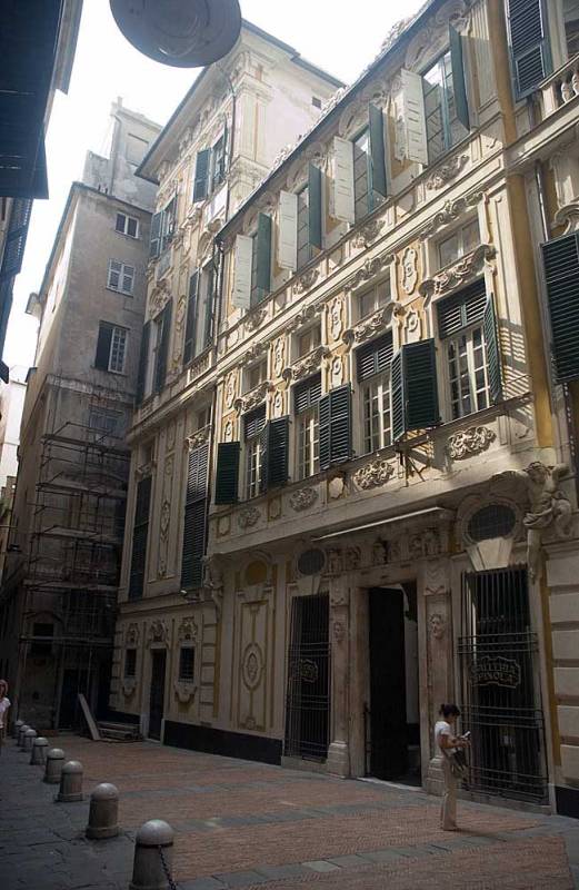 narow streets and magnificent buildongs - old city of Genoa